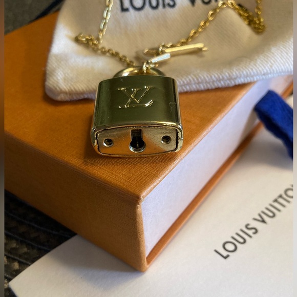 Louis Vuitton Lock & Key Necklace with box - Picture 7 of 17